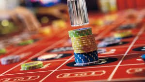 Studio meja baccarat dengan dealer profesional dan kamera multi-sudut